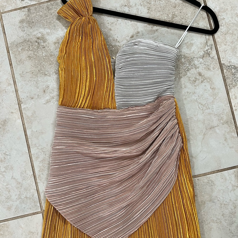 Excellent condition with tags attached 
Size 2
Smoke free 
Retail $420 (see tag)